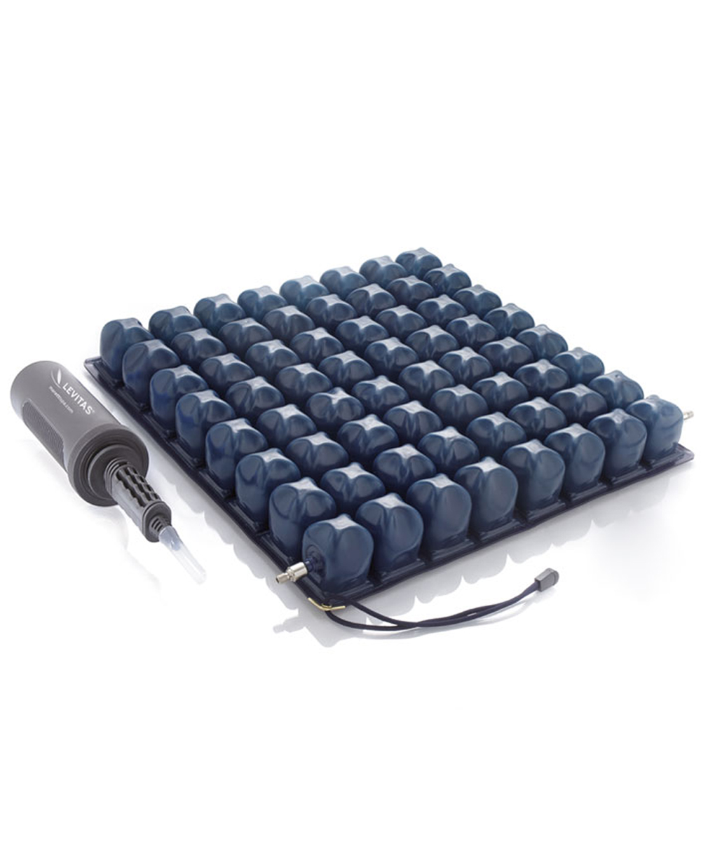 Cuscino a bolle d’aria in PVC Levitas by Moretti, ideale per prevenire piaghe da decubito. Struttura con celle d’aria indipendenti, rivestimento antiscivolo e lavabile.