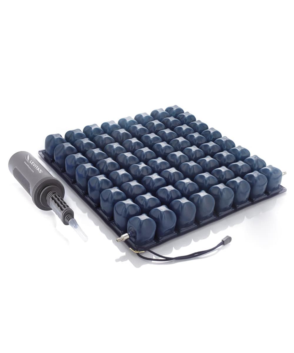 Cuscino antidecubito in PVC a bolle d’aria, due sezioni, altezza 6 cm, dimensioni 46x40 cm, con fodera e pompa incluse.