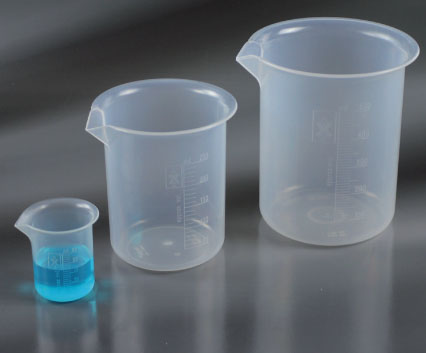 Bicchieri graduati in polipr. forma bassa 50 ml. 