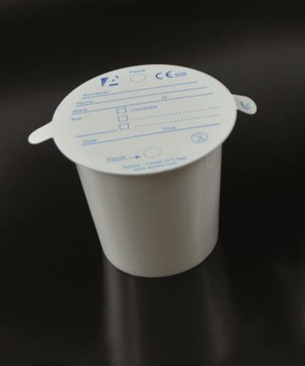 Contenitori per urina in polipropilene 120 ml con coperchio autoadesivo perforabile per un campionamento sicuro e tracciabilità nei laboratori diagnostici.