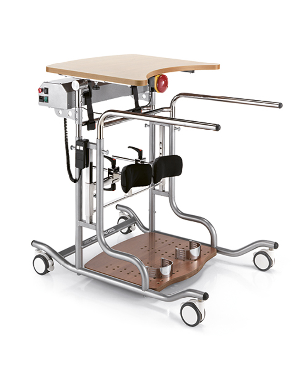 Vista dettagliata del sollevatore EASYUP ELEKTRO con tavolo e pedana in legno, ruote piroettanti e imbracatura di sollevamento inclusa.