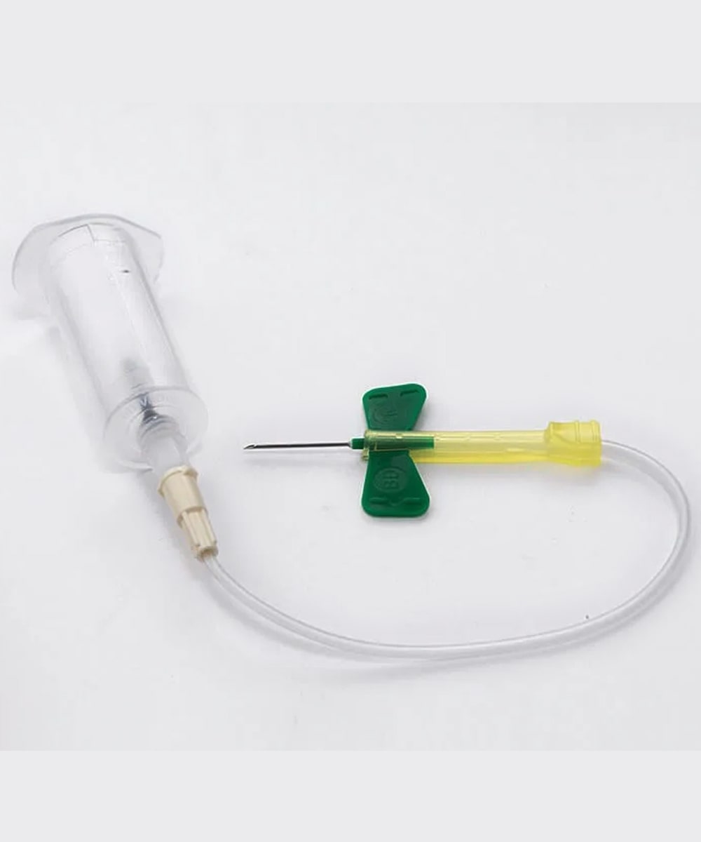 Immagine del Vacutainer set monouso sterile con ago a farfalla 21G, con meccanismo di sicurezza integrato e componenti preassemblati per uso professionale.