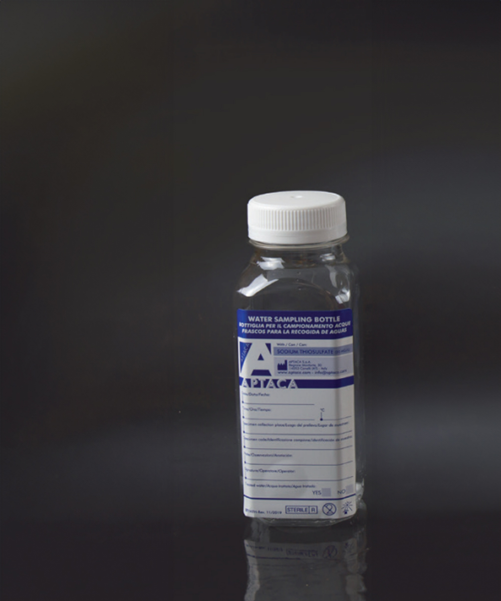 Bottiglie sterili in PET trasparente con tappo a vite sigillato per campionamento di acque destinate ad analisi batteriologiche. Resistenti e sicure.