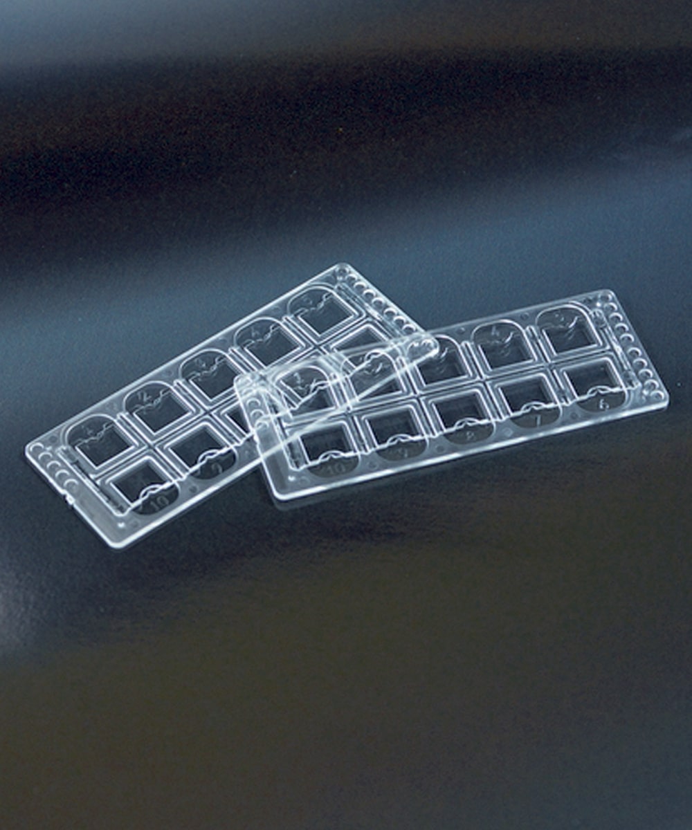 Vetrino per sedimenti urinari con 10 celle e griglia, realizzato in PMMA trasparente, ideale per analisi di laboratorio rapide e precise.