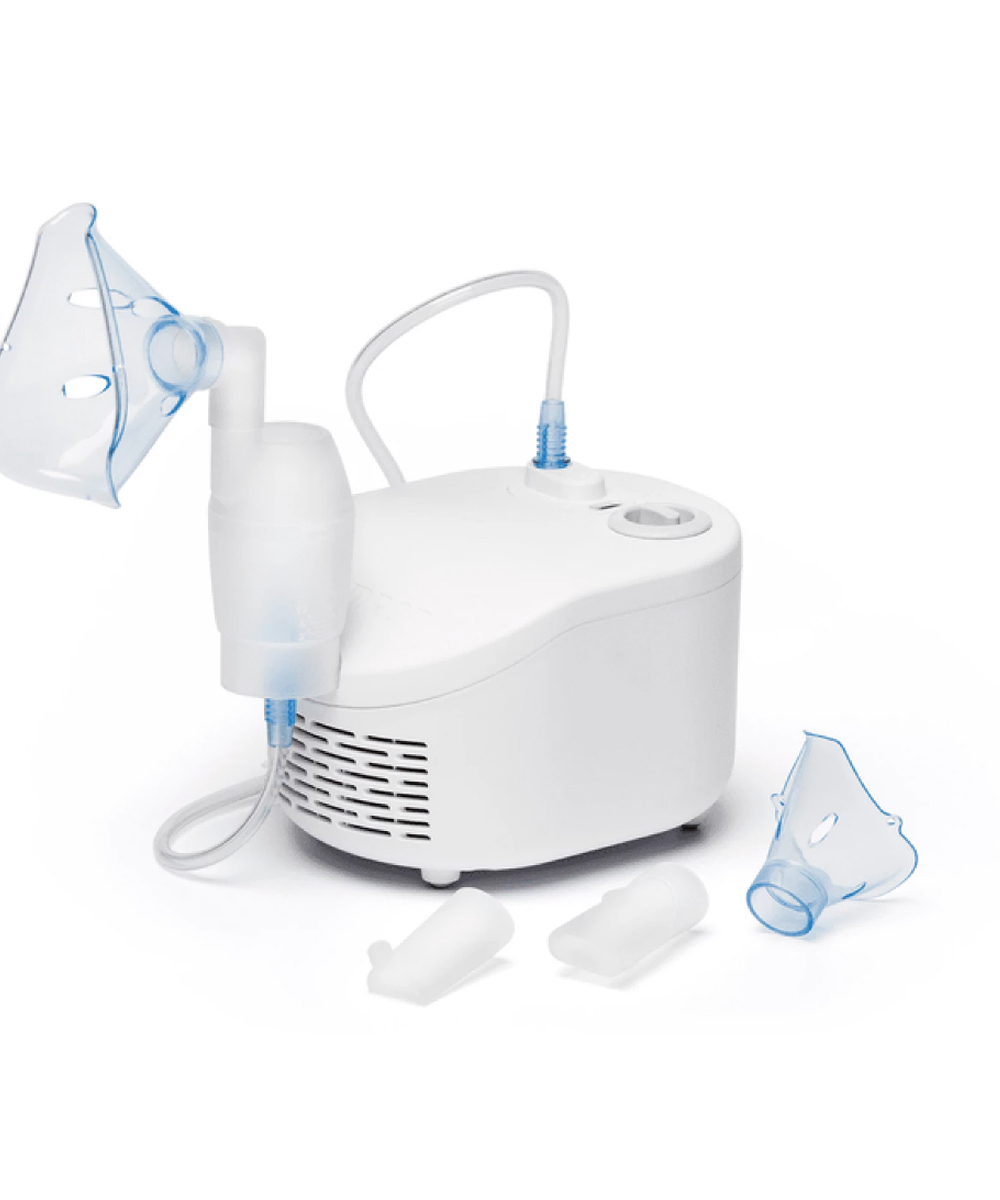 C101 Essential nebulizzatore a compressore, perfetto per il trattamento delle vie aeree inferiori. Completo di maschere per adulti e bambini, compatto e silenzioso.