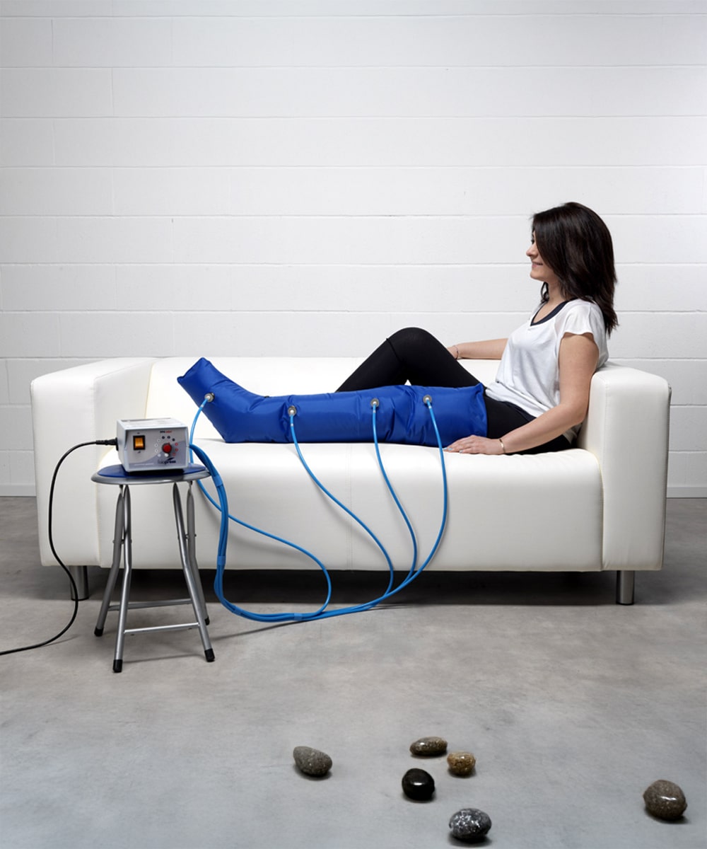 Foto del dispositivo Fisiopress Mini per pressoterapia sequenziale domiciliare, ideale per ridurre edemi, ritenzione idrica e migliorare la circolazione.