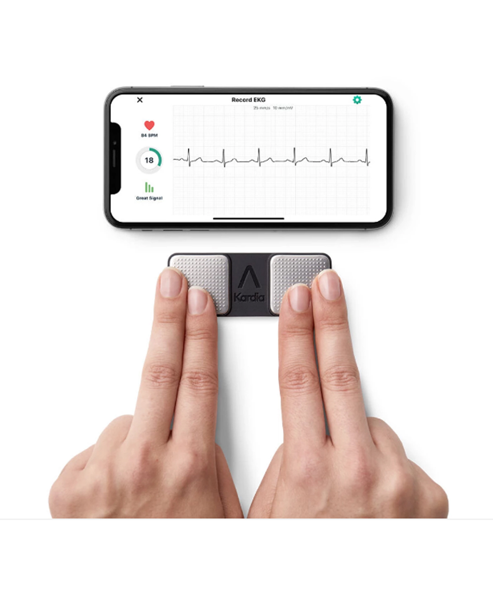 AliveCor KardiaMobile 1L, dispositivo ECG portatile e leggero, mostrato accanto a uno smartphone per evidenziare la sua compatibilità e portabilità.