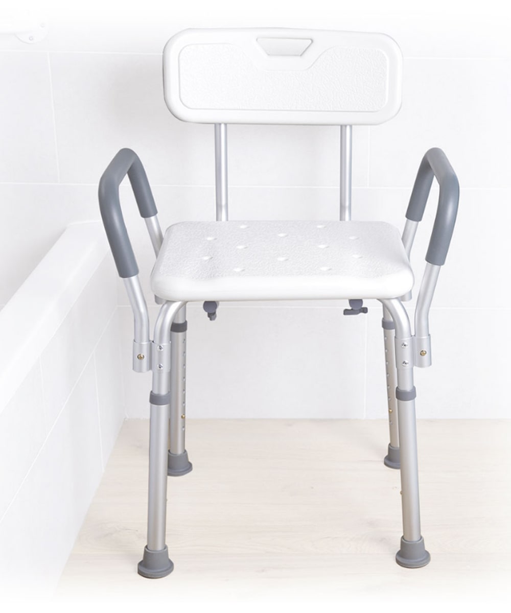 Sedile da doccia regolabile con braccioli estraibili e struttura in alluminio, con puntali antiscivolo per una seduta sicura e stabile.