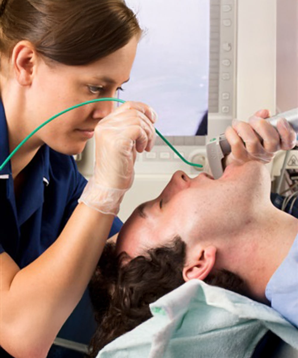 Immagine dell’introduttore flessibile InterGuide 10 Fr con punta atraumatica, dispositivo sterile progettato per facilitare il posizionamento del tubo endotracheale.