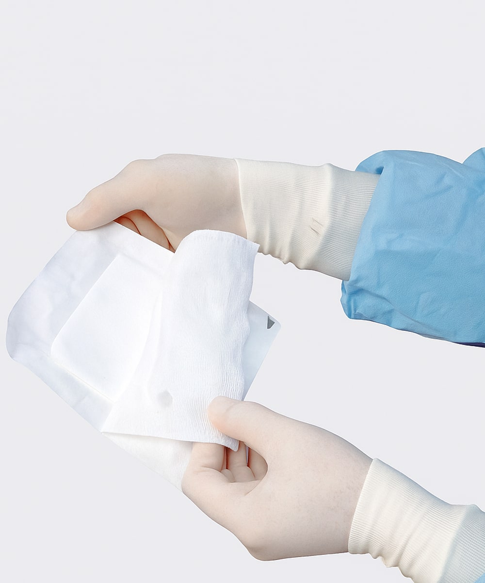 Compresse di garza sterile 15x15 cm in cotone idrofilo 100%, confezionate in buste monouso per medicazioni e uso ospedaliero professionale.