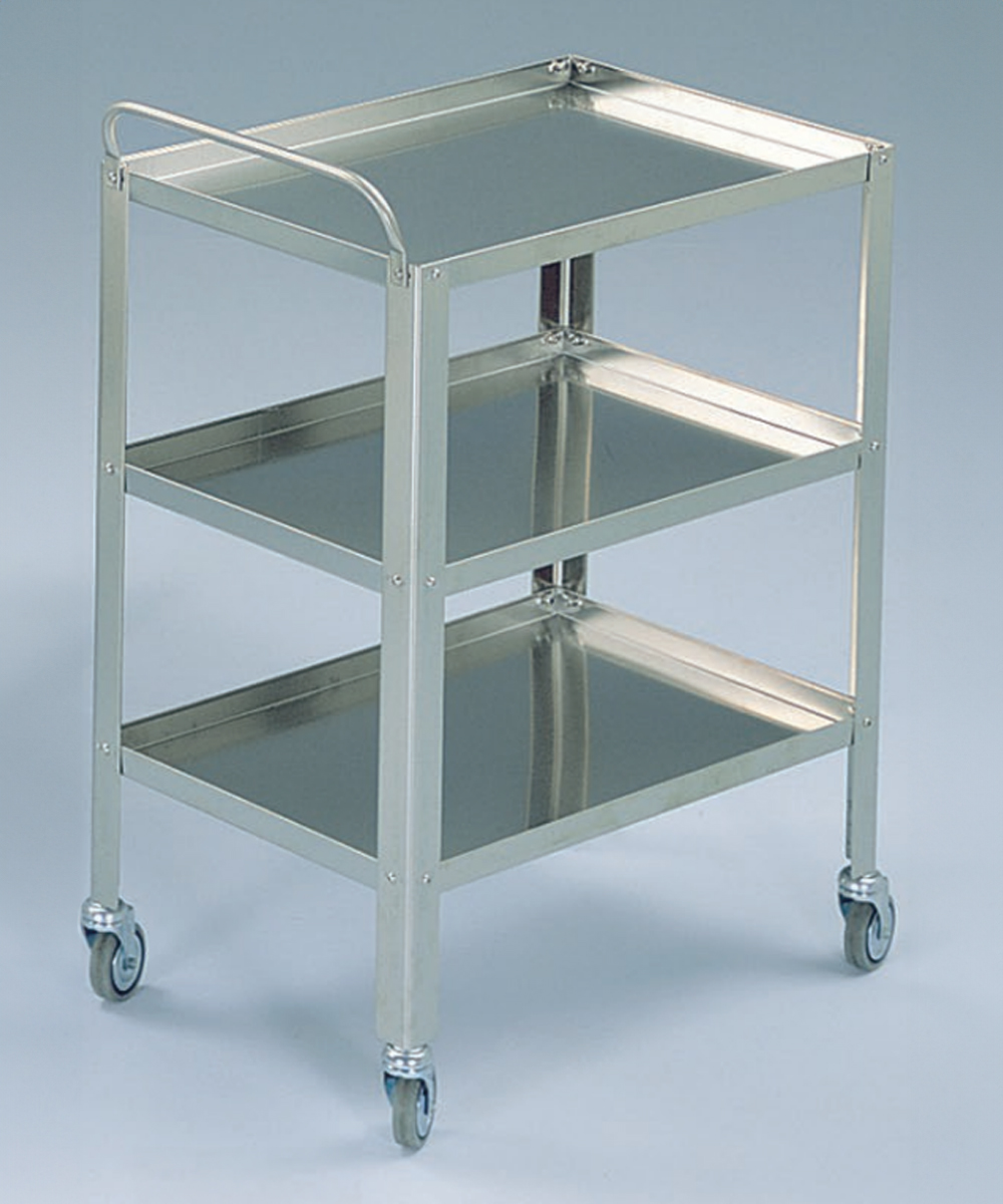 Carrello per medicazione in acciaio inox con tre ripiani e quattro ruote da 80 mm, ideale per ospedali, cliniche e ambulatori. Struttura robusta e facile da manovrare.