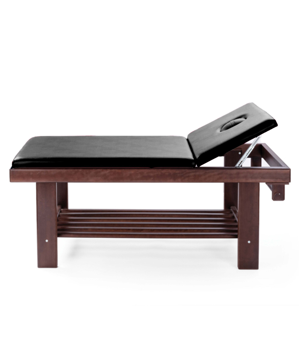 Lettino da massaggio in legno massello colore noce chiaro con schienale regolabile, ripiano portaoggetti e cuscino antimicrobico.