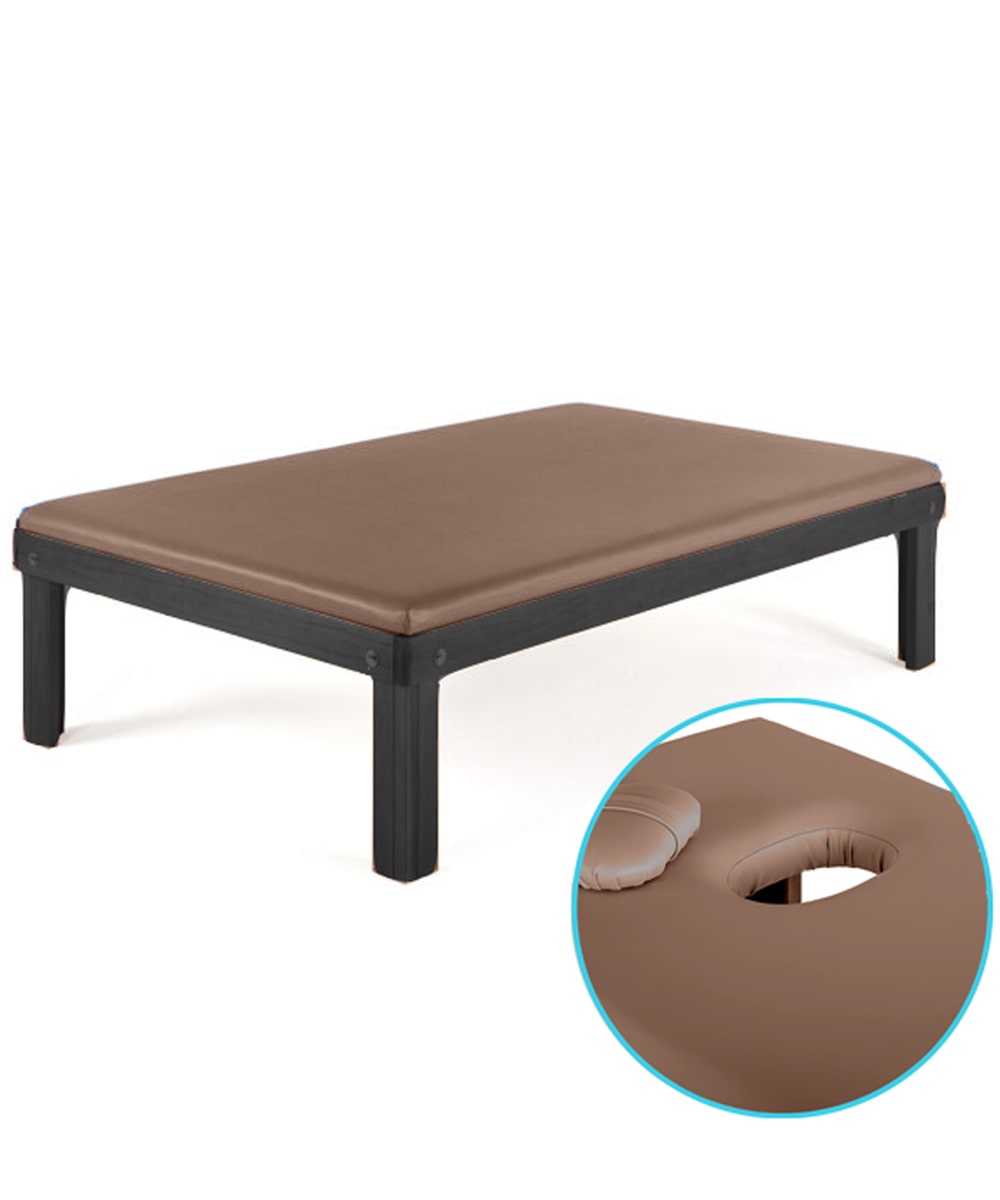 lettino Bobath caratterizzato da struttura robusta in legno massello, rivestimento tecnico antimicrobico e superficie extra larga progettata per trattamenti fisioterapici e riabilitativi specialistici.