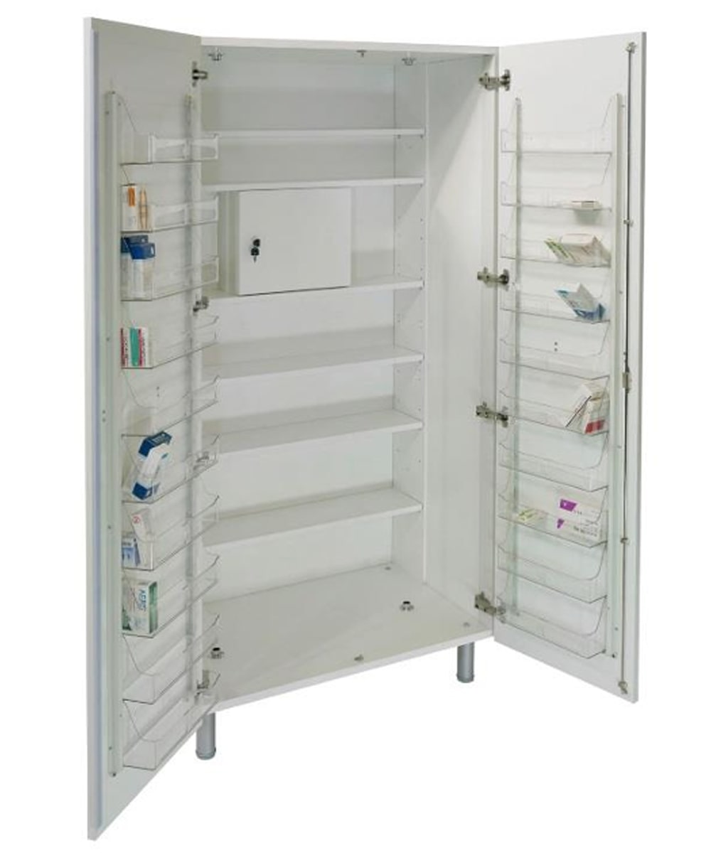 armadio portamedicinali di colore chiaro, con ante aperte mostrando contenitori trasparenti e ripiani regolabili. Struttura solida con piedi in acciaio.