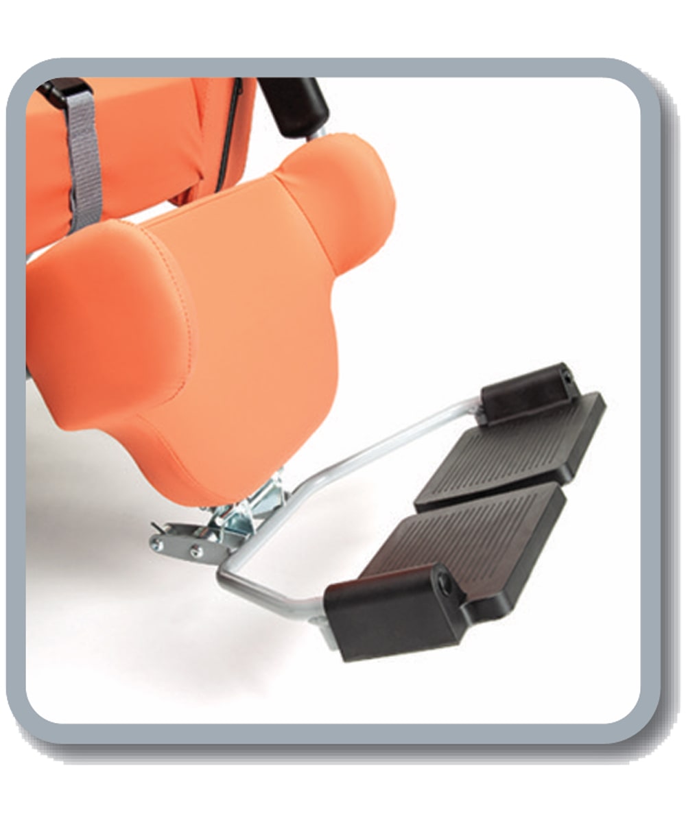 pedana con appoggia-piedi separati compatibile con seggiolone CORAILLE, per una corretta postura e sicurezza degli arti inferiori.