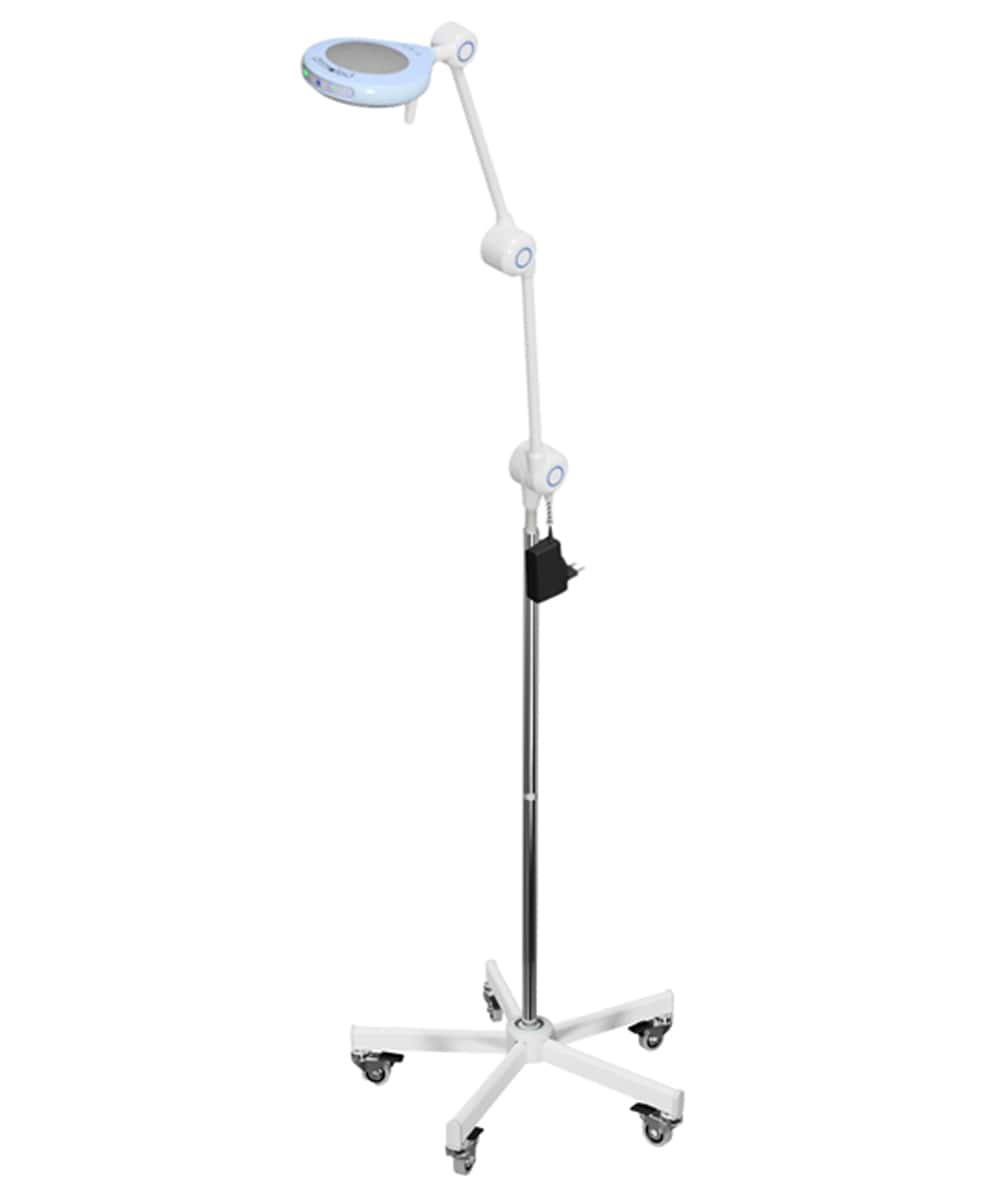 Lampada LED medicale su carrello con braccio articolato e luce fredda, ideale per illuminazione chirurgica e ambulatoriale.