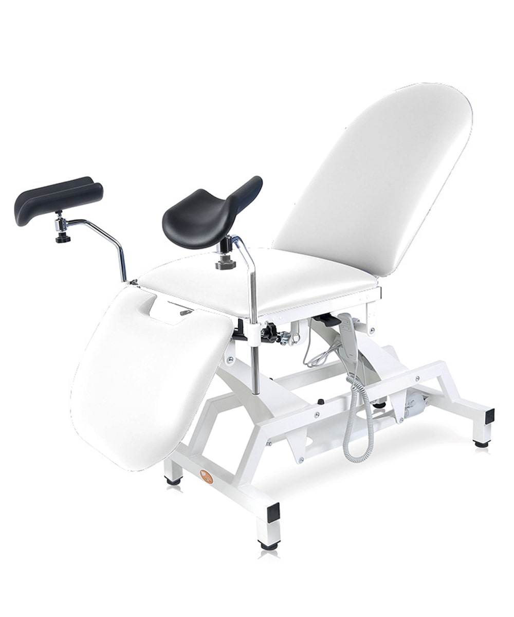 Lettino ginecologico elettrico Lytus tre sezioni con reggicosce orientabili, vaschetta inox, piano 62 cm, struttura acciaio bianco verniciato.