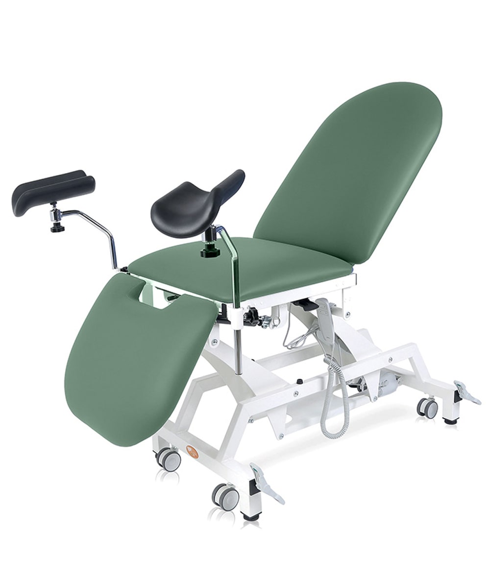Letto ginecologico elettrico Lytus a tre sezioni con ruote piroettanti, piano 62 cm, reggicosce orientabili, struttura in acciaio bianco, dispositivo medico