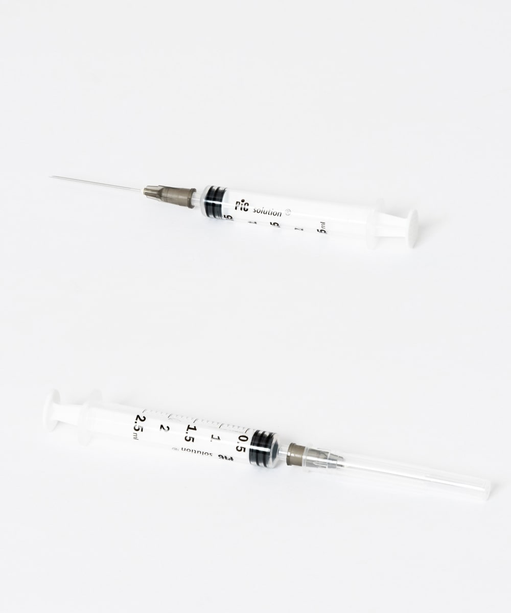 Siringa 2,5 cc con ago G22 sterile e monouso, dotata di cilindro trasparente e ago in acciaio inox a triplice affilatura per utilizzi clinici professionali.