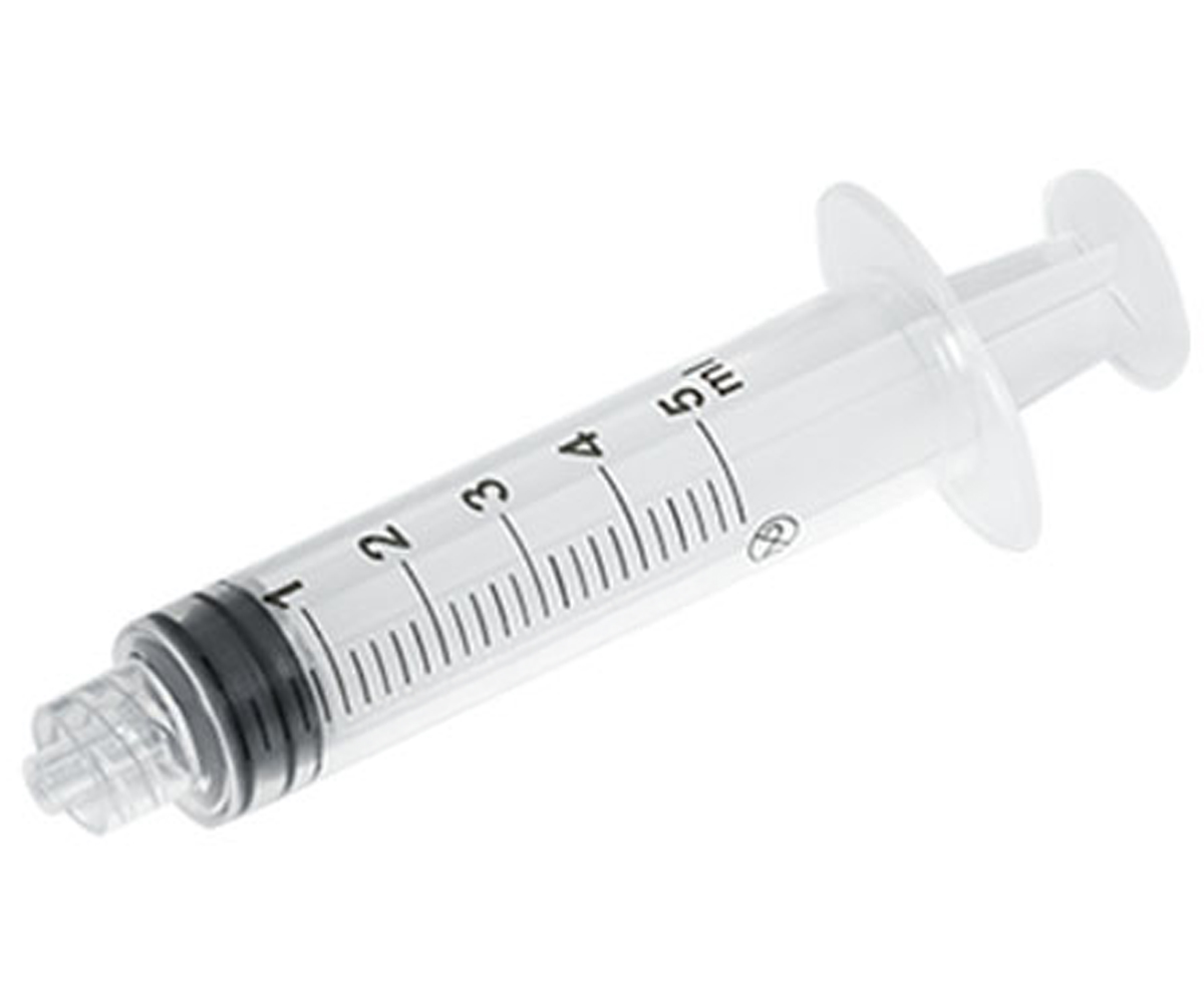Siringa 5 ml Luer Lock sterile senza ago su fondo bianco