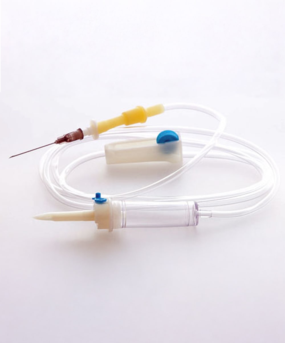 Deflussore monouso per infusione con ago indolore, filtro antibatterico 0,45 micron, regolatore roller, tubo 1400 mm. Compatibile con flaconi e sacche. Latex free, sterile.