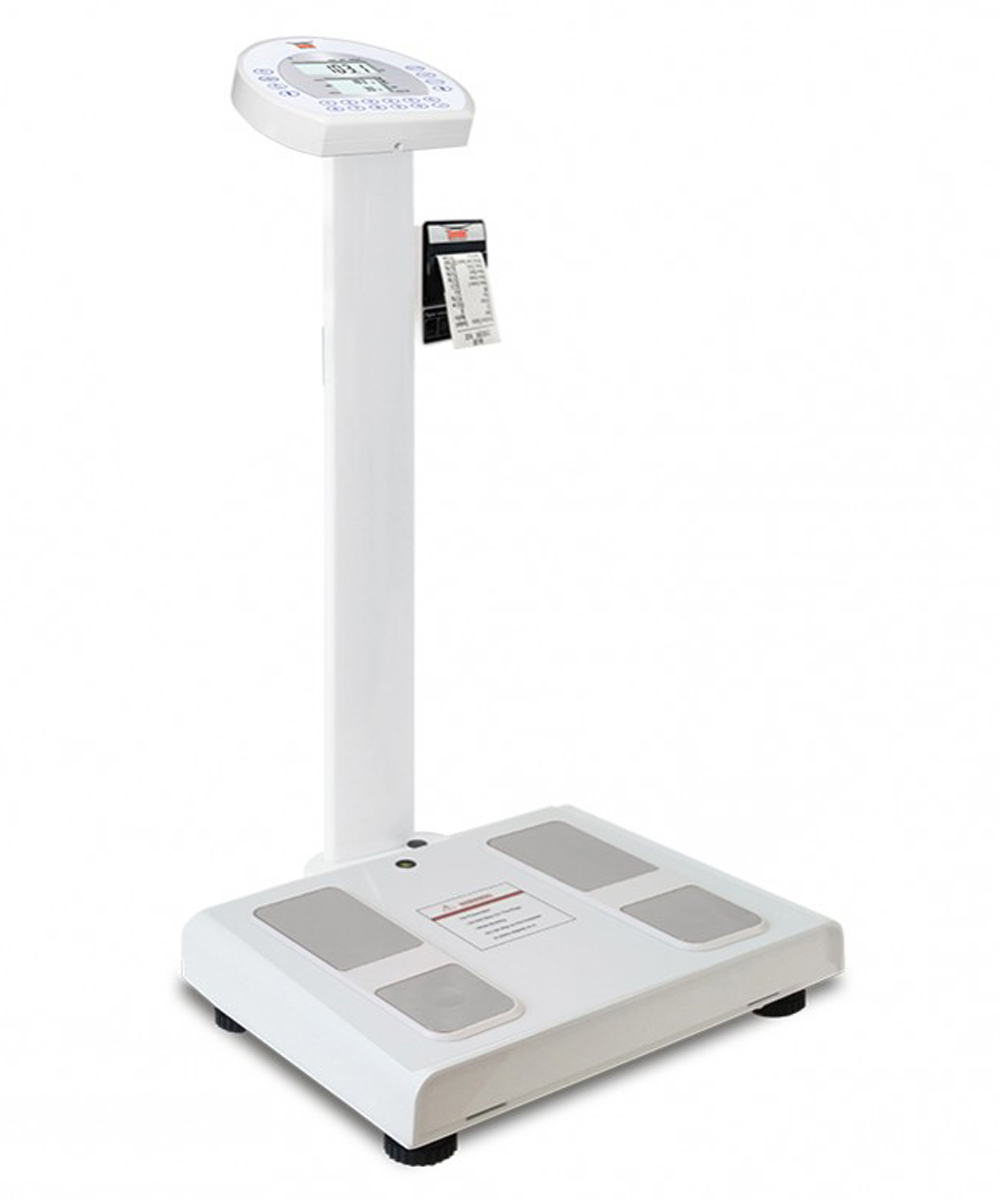 Pesapersone a colonna con impedenziometro BIA, design in alluminio verniciato e elettrodi in acciaio inox. Doppio display LCD per un monitoraggio completo del corpo.