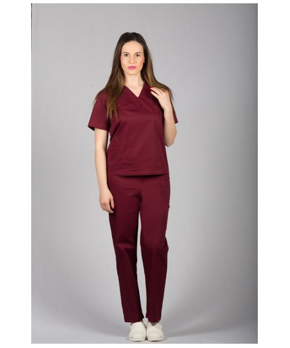 Divisa ospedaliera unisex in cotone 100% sanforizzato, composta da casacca con tasche e pantalone con elastico in vita. Ideale per il comfort del personale sanitario.