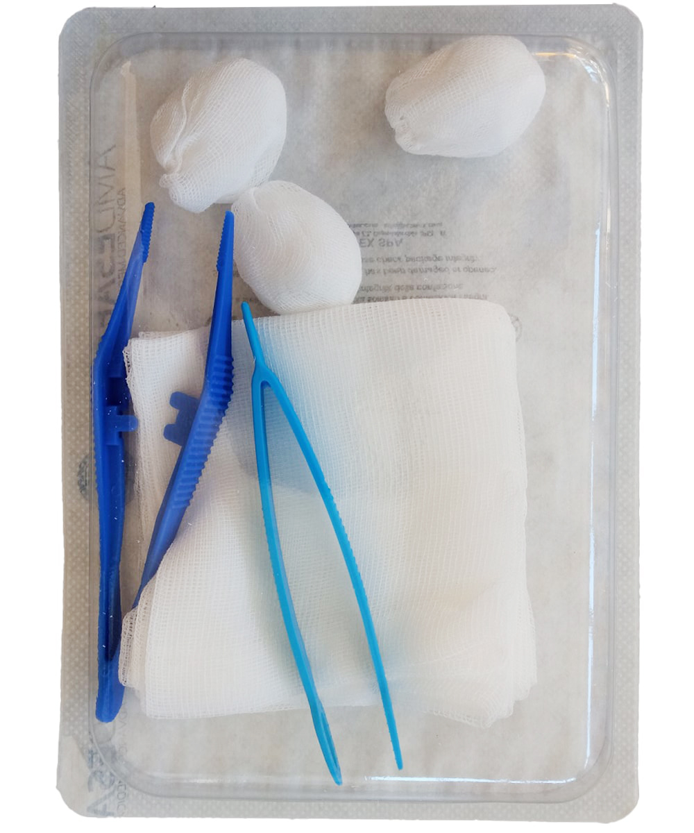Kit di medicazione sterile con garze assorbenti e pinze monouso, confezionato singolarmente e pronto all’uso per medicazioni sicure.