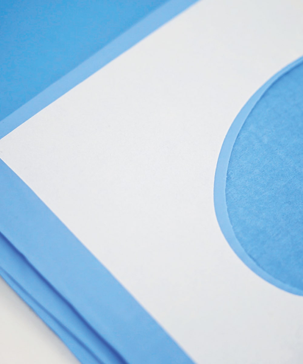 Telo chirurgico monouso impermeabile sterile in TNT con polietilene, colore azzurro antiriflesso, per protezione paziente e campo operatorio.