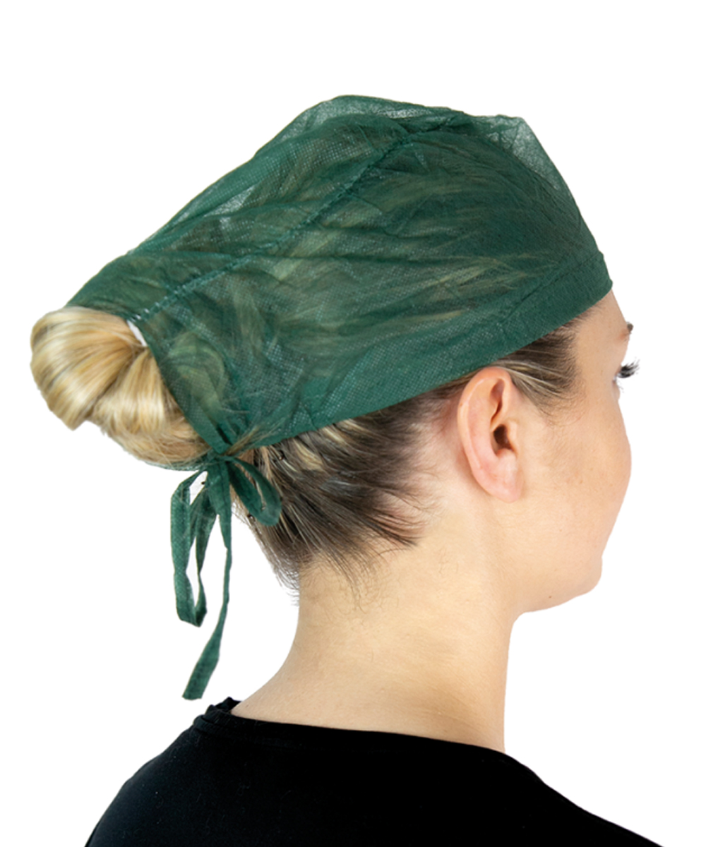Cappellino monouso verde scuro in TNT di polipropilene, ideale per utilizzo medico. Traspirante, privo di lattice e con lacci regolabili, offre comfort e sicurezza.