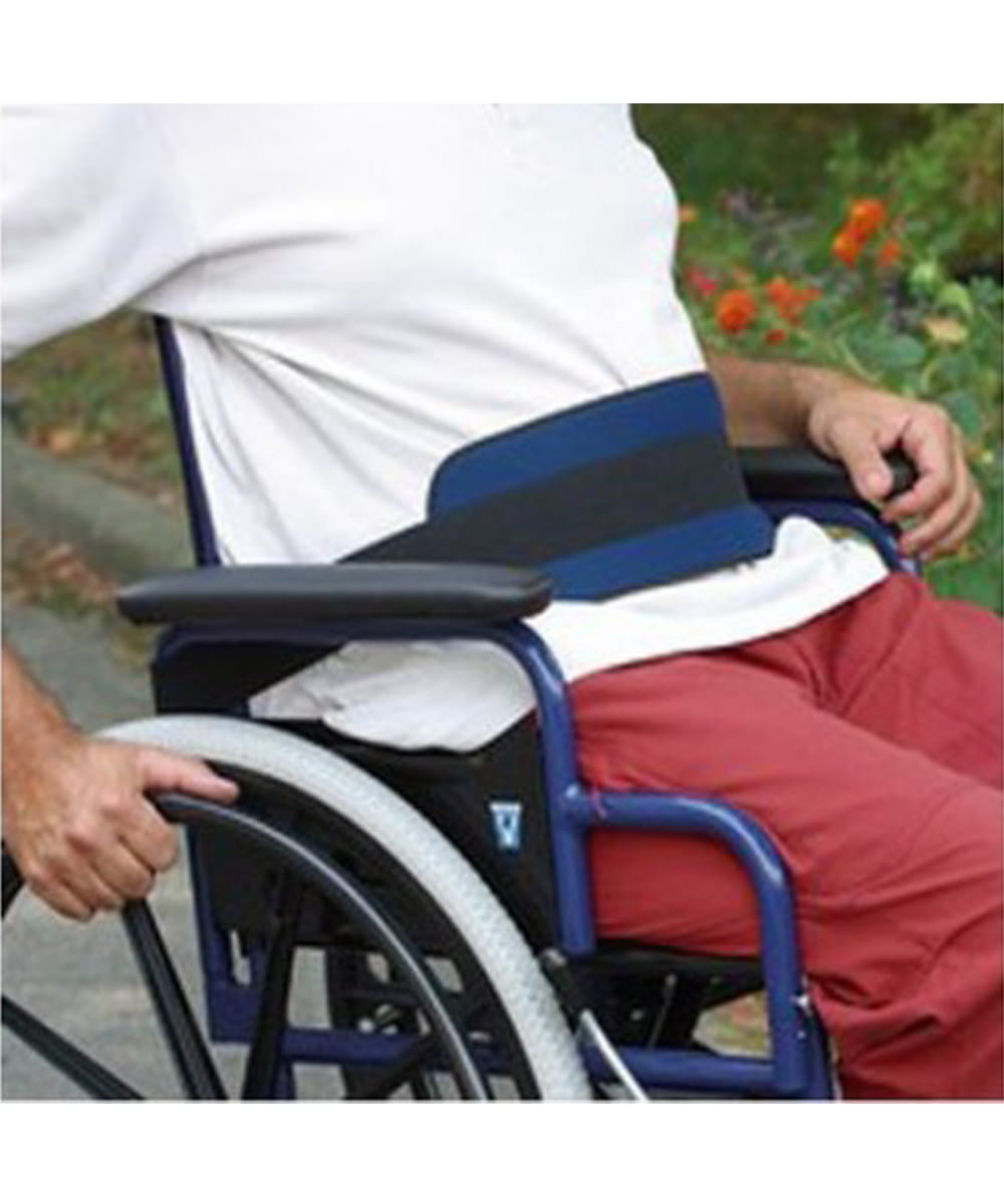 Cintura di contenimento imbottita per carrozzina colore blu con fibbia a tridente ad alta resistenza, dispositivo medico per stabilizzazione del paziente seduto e prevenzione dello scivolamento del busto.