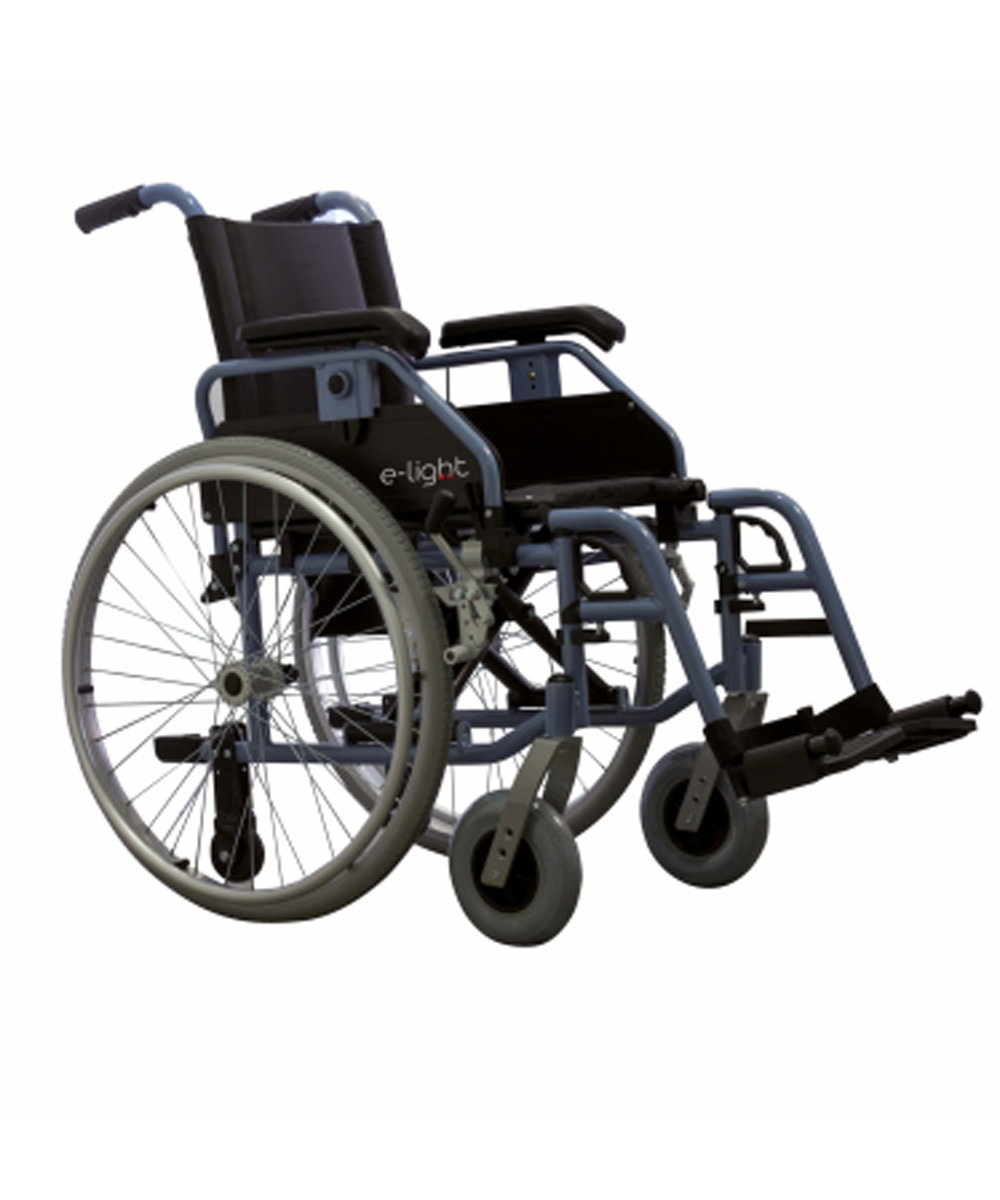 Carrozzina pieghevole e-light con telaio in alluminio leggero e resistente, braccioli e pedane regolabili, ideale per interni ed esterni.
