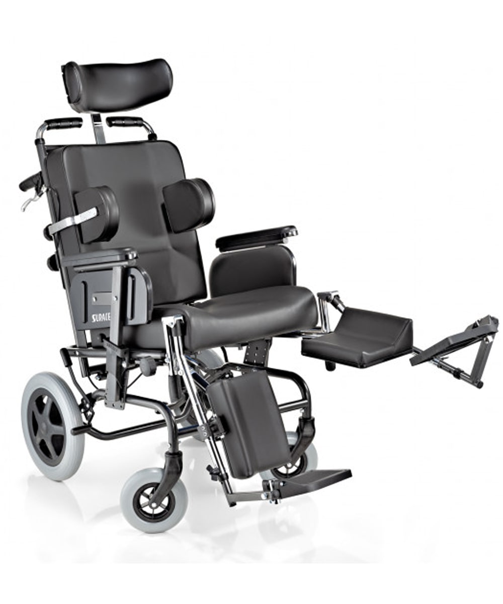 Sedia a rotelle basculante con sedile e schienale reclinabili indipendenti, imbottiture anatomiche ignifughe e struttura cromata resistente all’usura.