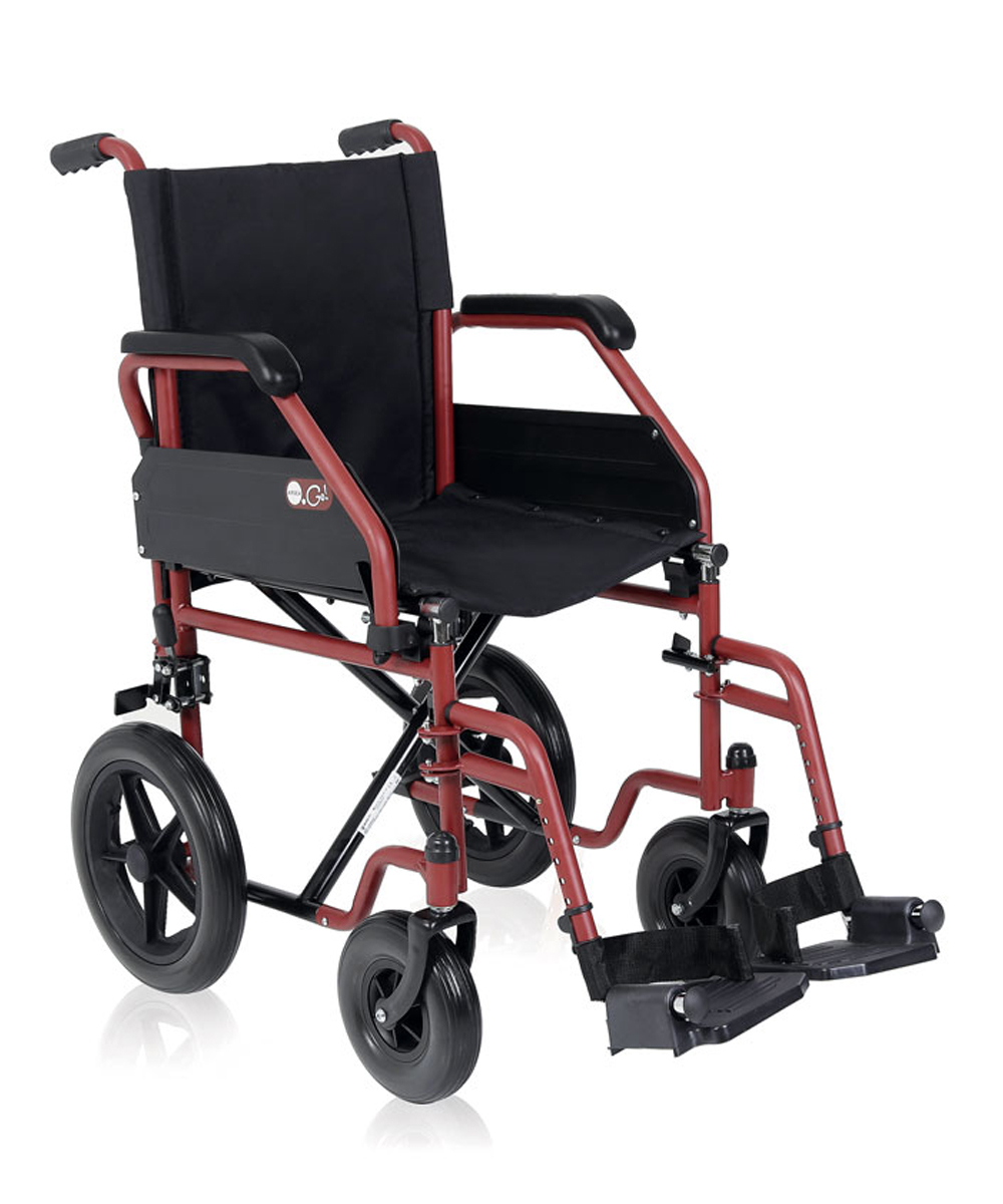 Carrozzina pieghevole con telaio in acciaio, braccioli e pedane regolabili, ideale per interni ed esterni.