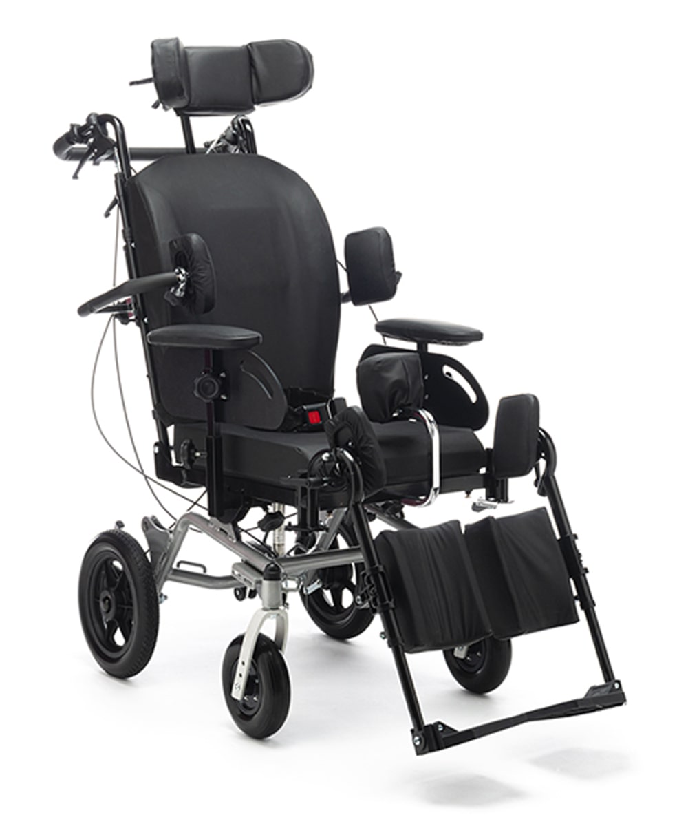 Seggiolone polifunzionale regolabile con tessuti lavabili, ruote in PU e seduta ergonomica, progettato per assistenza a persone con mobilità ridotta.