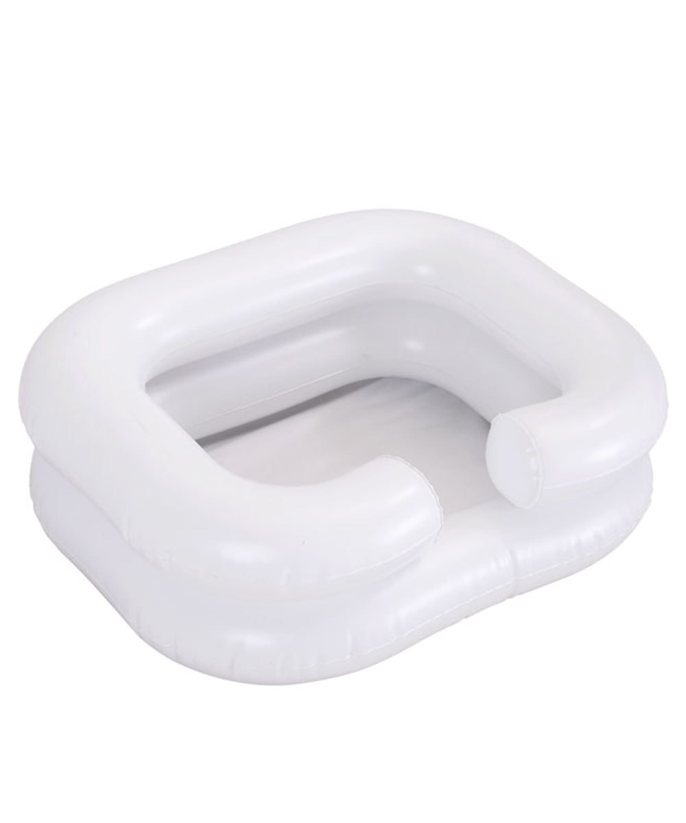 Set lavatesta gonfiabile per pazienti allettati con doccetta, sacca e pompa, ideale per l’igiene personale in ambito domiciliare.