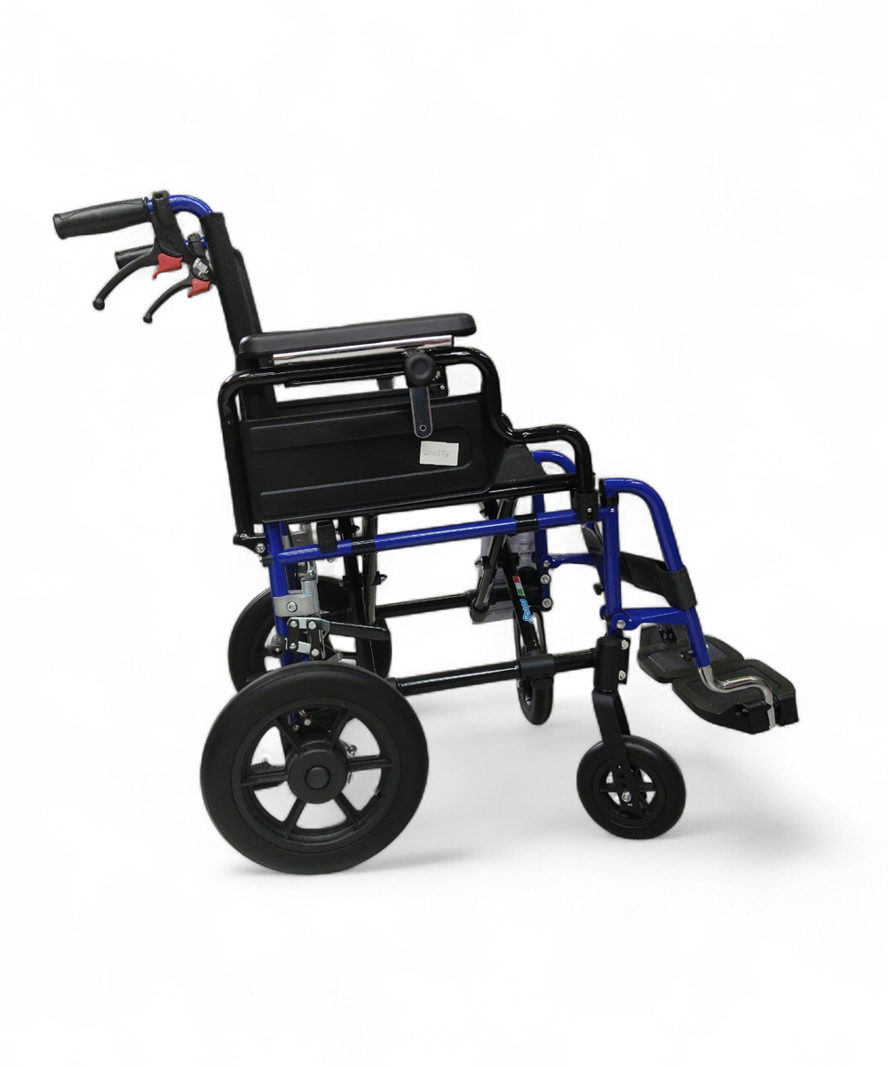 Carrozzina pieghevole da transito in acciaio, ruote piene e freni a tamburo, seduta ergonomica in tappezzeria ignifuga nera, braccioli ribaltabili e pedane regolabili.