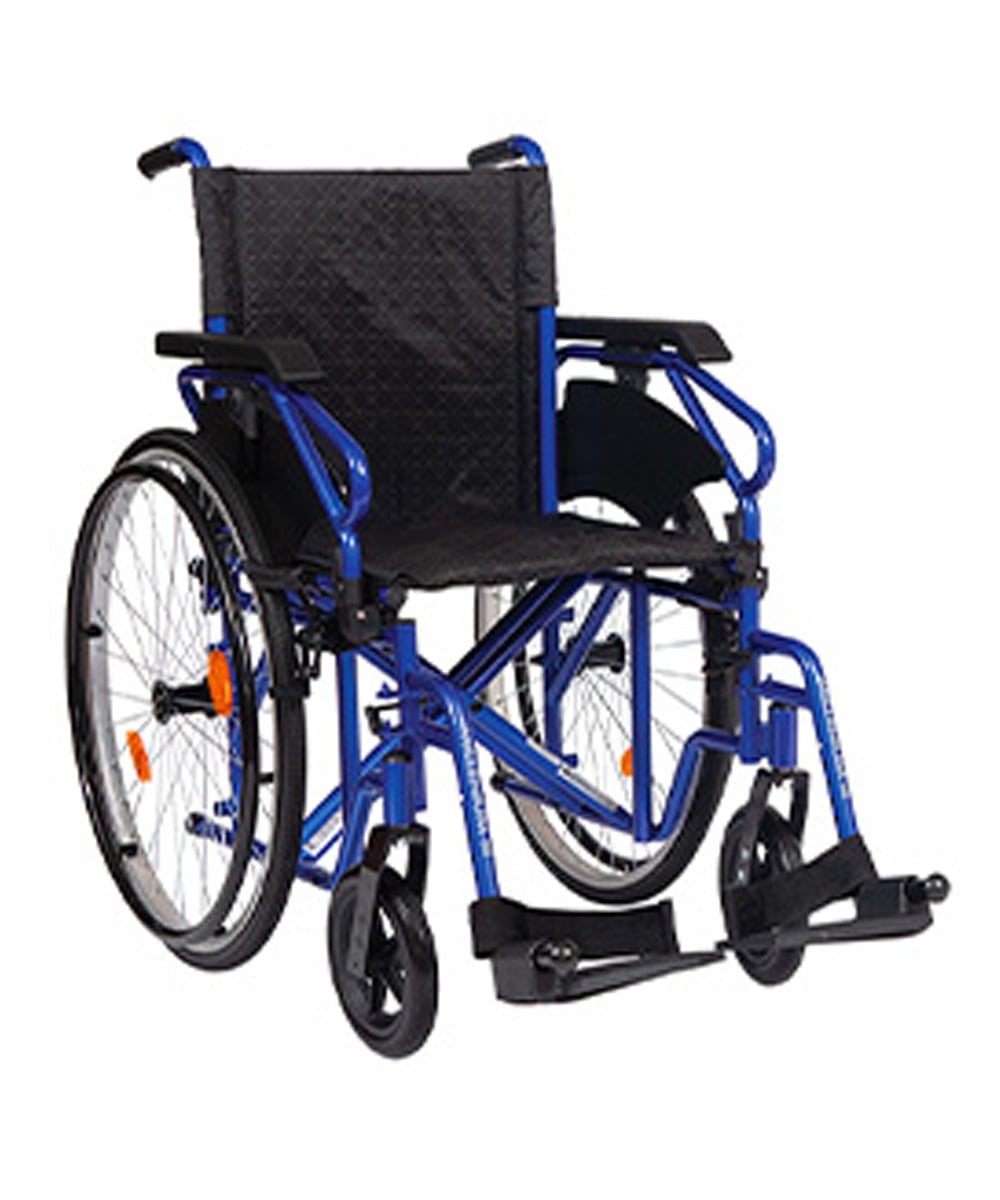 carrozzina MILLENIUM III a doppia crociera pieghevole in acciaio con braccioli regolabili e appoggiagambe estraibili, portata fino a 120 kg.