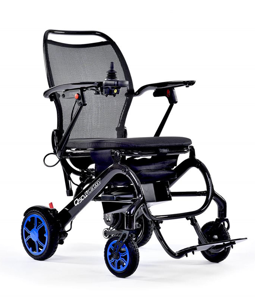 Carrozzina pieghevole in carbonio ultra-leggera Q50 R Carbon con design compatto da 14,5 kg, autonomia fino a 24 km, ideale per spostamenti e viaggi.
