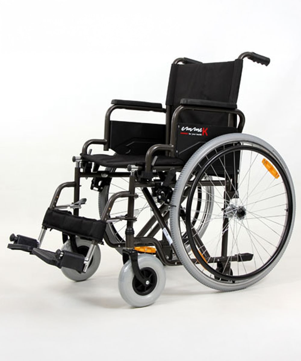 Carrozzina pieghevole autospinta con SINGOLA crociera, ruote estraibili, pedane regolabili e portata fino a 120 kg, adatta a interni ed esterni.