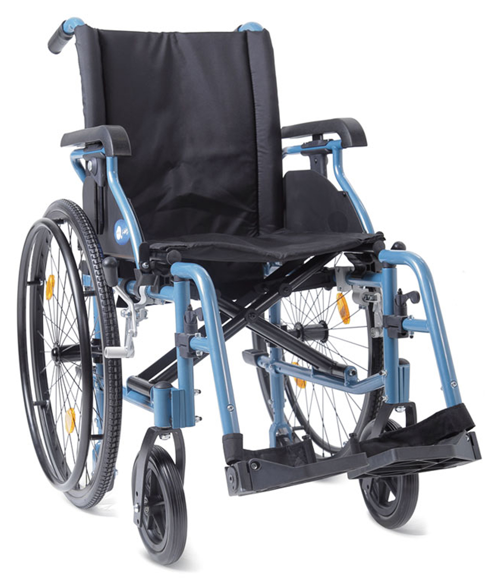 Carrozzina pieghevole HELIOS DYNE con telaio in alluminio leggero e resistente, braccioli e pedane regolabili, ideale per interni ed esterni.