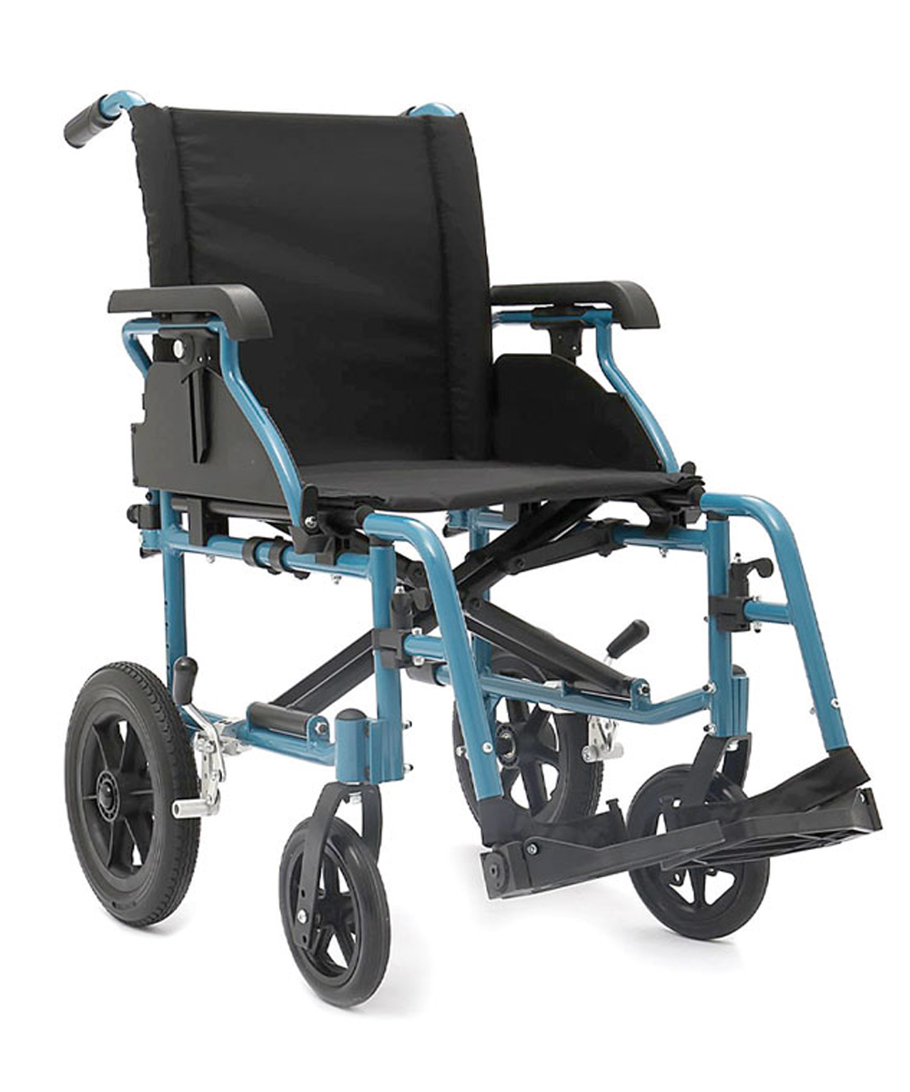 Carrozzina transito pieghevole leggera HELIOS DYNE. Telaio in alluminio, pedane e braccioli regolabili, comoda e facile da maneggiare.