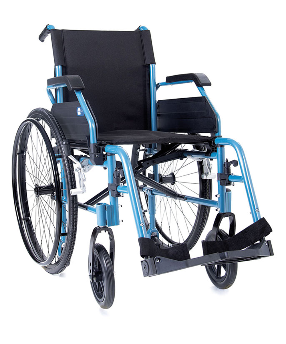 Carrozzina pieghevole HELIOS ACT con telaio in alluminio leggero e resistente, braccioli e pedane regolabili, ideale per interni ed esterni.