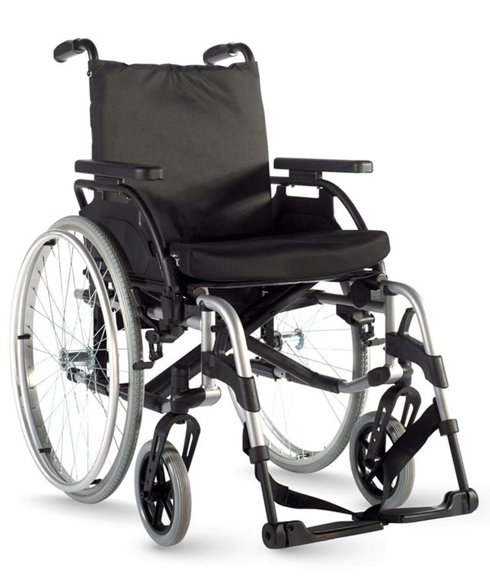 Carrozzina leggera pieghevole BREEZY BasiX² con telaio in alluminio, ruote in PU e braccioli regolabili. Comfort e stile in un design moderno.