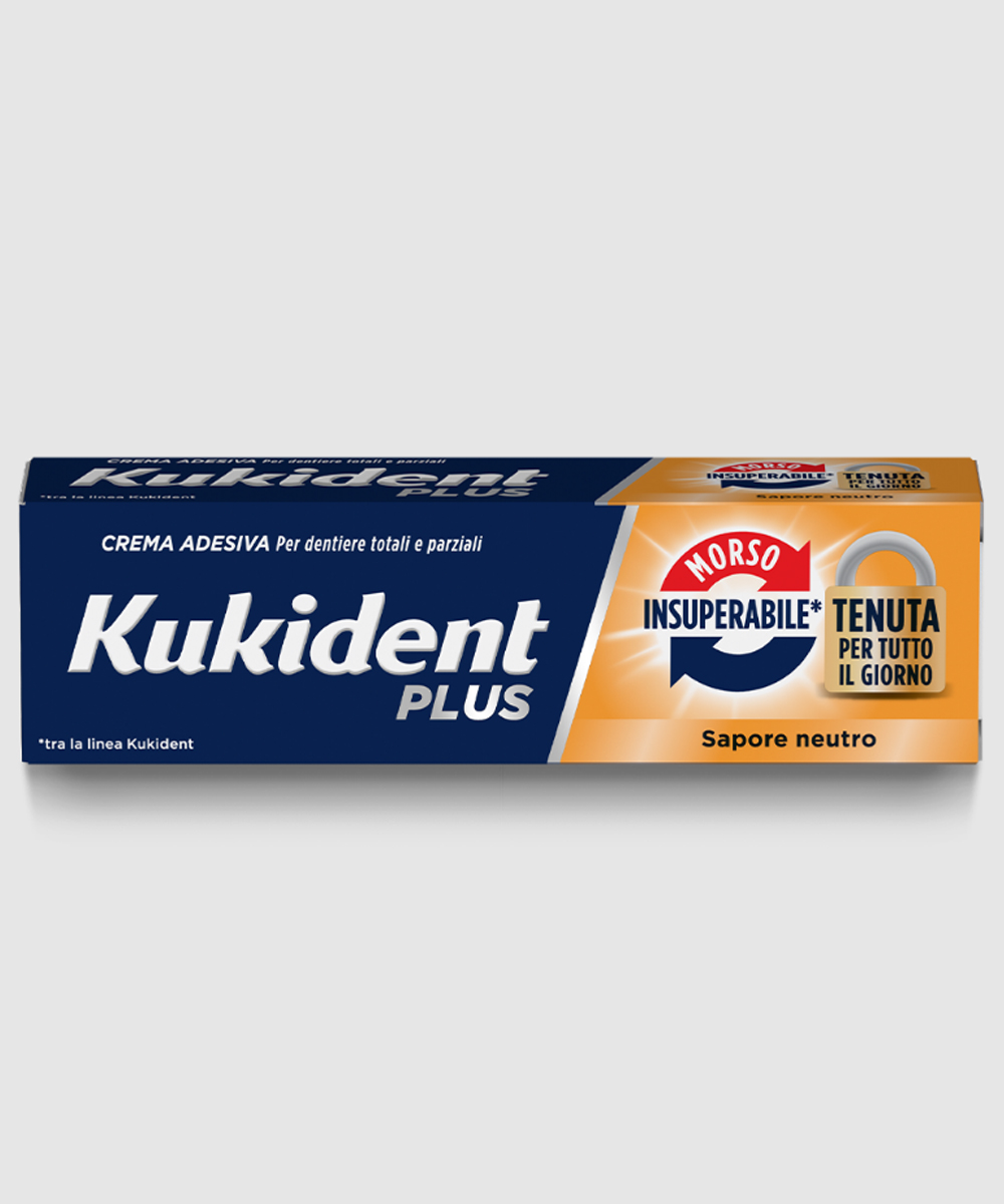 Crema adesiva Kukident Plus Morso Insuperabile senza aroma, confezione per protesi dentali con tenuta sicura e comfort fino a 13 ore.