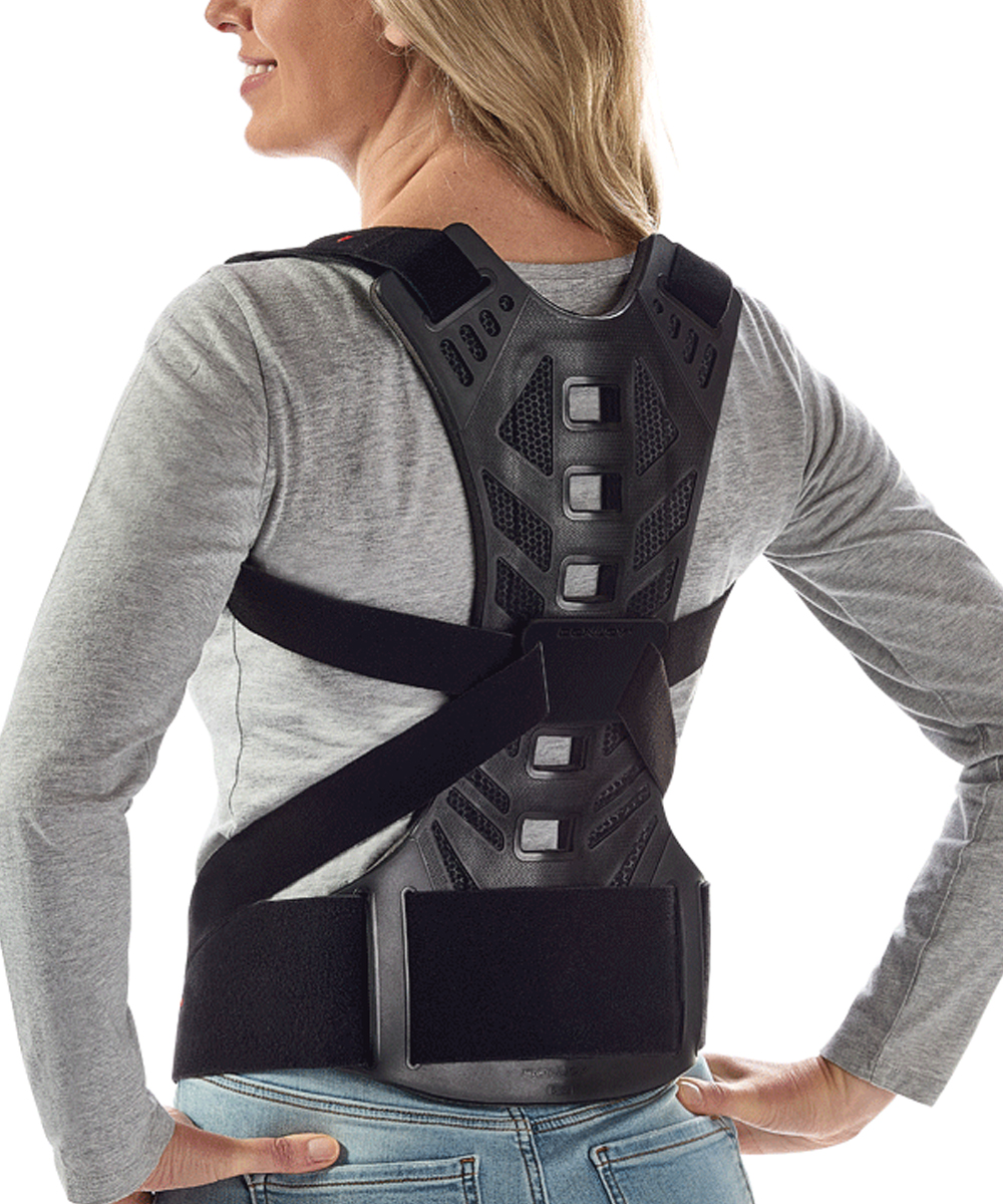 tutore DonJoy Spinostrap, progettato per offrire supporto spinale regolabile in caso di osteoporosi, ipercifosi e debolezza muscolare della colonna.